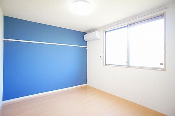 画像12:【洋室】LDKとは対照的に明るい青色で清涼感を演出します◎照明やエアコン、化粧幕板など経済的なお部屋になります♪
