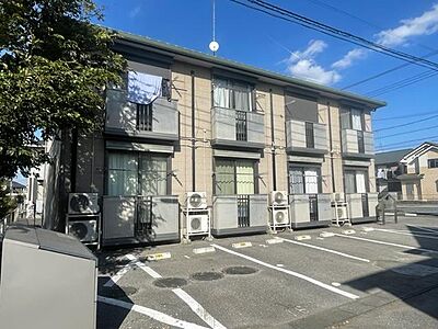 外観：【建物外観】積水ハウス施工賃貸住宅シャーメゾン♪各戸駐車場1台付き♪