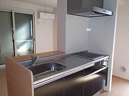 インペリアル・レイク I 2階1LDKのリビング/ダイニング