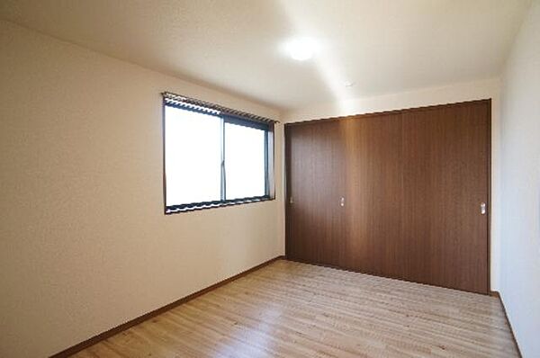 画像7:■洋室3■　壁一面収納がある6.1帖の洋室。収納を上手く利用する事で、お部屋が広く使えます。