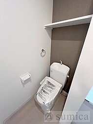 人気アイテムの温水洗浄便座。清潔感のあるトイレです。