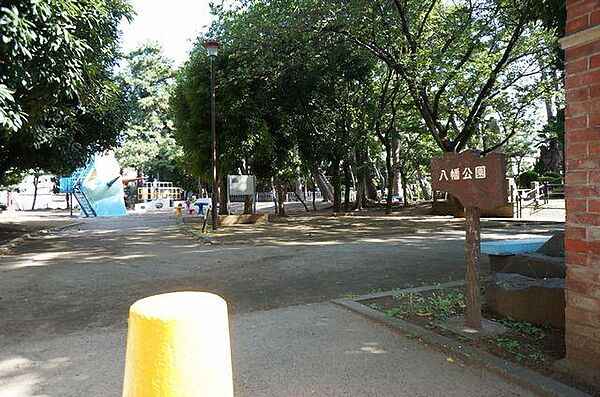 画像6:道路向かいの「八幡公園」天気の良い日は公園で過ごしてみては♪
