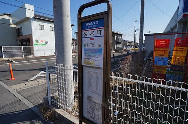 画像14:敷地入口前に千葉駅行きのバス停があり、都賀駅・桜木駅と3路線利用可能です。