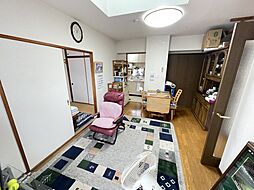 [居間] リビングの隣に和室が続く、使いやすい間取り。大きな収納も用意されています