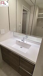 [洗面] 三面鏡仕様で収納力のある洗面台。歯ブラシ等をしまっておけるのですっきりしますね。