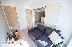 [内装] 明るく風通しの良い居室です。「シンプル」にデザインされた室内。自由度が高いので家具やレイアウトでお好みの空間を創り上げられます。是非、一度現地でご確認下さい。