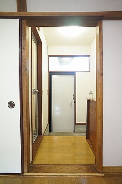 画像19:玄関へ