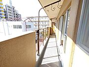2洋室と和室にまたがる、広いバルコニー！