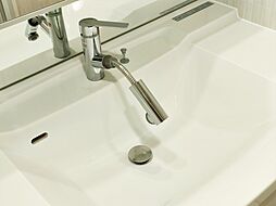 [洗面] ・洗面化粧台　　シャワーヘッドが伸びるので、ボウルの隅々までお掃除がしやすいです。