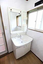 [洗面] 身支度に便利な独立洗面台です。鏡横に収納が付いているので、細かい美容用品もこちらに収納でき女性の方にお勧めです。