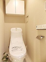 [トイレ] ■タンク一体型のすっきりとしたデザイン■ストックの保管に便利な収納付き