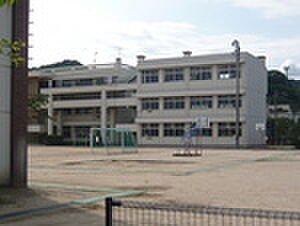 画像17:小学校「広島市立中山小学校まで596ｍ」