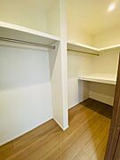 衣類だけでなく、ファッションアイテム、小物からスーツケースなどの大物も収納できる大容量のクローゼット。