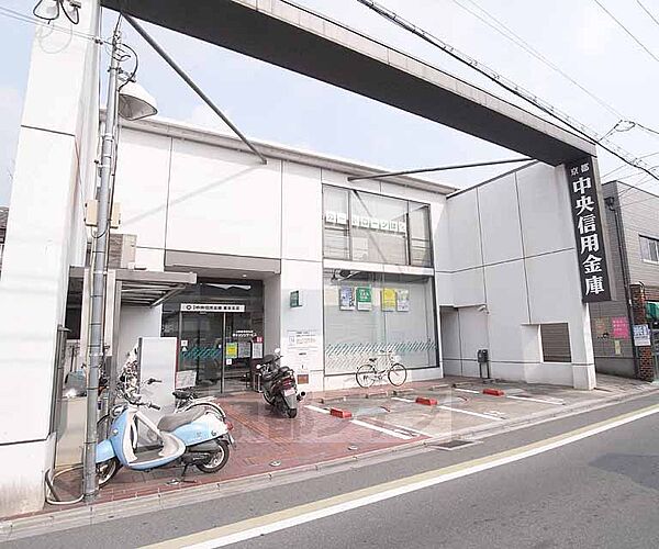 画像30:京都中央信用金庫 墨染支店まで350m 京阪墨染駅からすぐの立地。コインパーキングがございます。