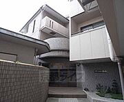 入り口が豪華なマンションです。