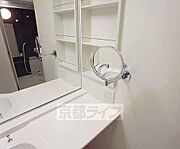 洗面台に小型の鏡がついています。お化粧ができますね