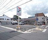 セブンイレブン　淀池上町店まで182m 角地のコンビニです。ガレージも広いです。