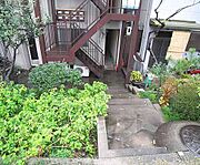 階段を降りて行きます