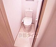奥行きのある広々としたバスルームです。