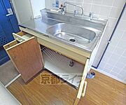 キッチン横に洗濯機が置けます。