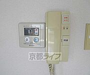 給湯パネルとインターホンです