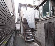 路地の中に建物がございます。