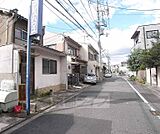 目の前の道です。