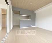 地下鉄松ケ崎駅まで徒歩5分の通勤通学便利な立地です。駅周辺にコンビニ・スーパーがあり通勤ついでに買い物が出来るので利便性が良いです。