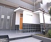 日本の蔵のようなつくりの玄関です。