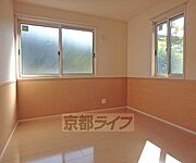 角部屋で2面窓のある6．1帖洋室です。