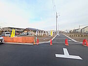 ≪現地外観≫並列2台駐車可能なカースペース（車種による）は、車を置かない際には自転車を置いたり、フリースペースとしても有効活用できます。【府中市分梅町3丁目】