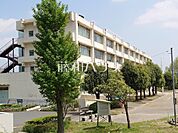 多摩市立貝取小学校 (490m)