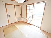 『現代の暮らしに、和のゆとりを』たっぷり6帖の落ち着いた空間が、日常を豊かに彩ります。 居室　【清瀬市中清戸5丁目】