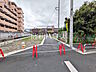 外観：≪接道状況および現場風景≫参考プランをご用意いたしました。もちろんフリープランで建築可能！　【府中市本町4丁目】