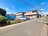 外観：接道状況および現場風景　【東久留米市新川町1丁目】小・中学校やスーパーが徒歩10分圏内