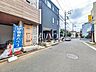 外観：接道状況および現場風景　【新座市北野2丁目】小学校まで徒歩6分と通学を見守るご家族も安心です。