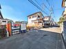 外観：接道状況および現場風景　【弥生1丁目】 周辺環境はもちろん、日当たりや設備仕様など、実際に行ってみないと分からないことも多くございます。営業担当がご案内いたしますので、お気軽にお問い合わせください。