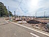 外観：現場風景　【日野市新町5丁目】前面道路はゆとりの6m。車の出し入れも楽々です。