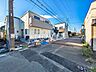 外観：接道状況および現場風景　【東久留米市前沢4丁目】 順調に工事が進んでいます。実際の街並みの様子が段々見えて参りました。ぜひ実際に現地をご見学下さいませ。