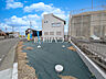 外観：25号地　接道状況および現場風景　【日野市大字日野】 前面道路はゆとりの5m。車の出し入れも楽々です。　