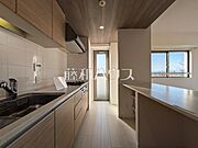 ≪キッチン≫キッチンペーパーやラップ、調理器具や食器類などの収納にも便利な吊戸棚付き　【レーベンハイム多摩聖ヶ丘】