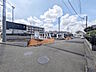 外観：接道状況および現場風景　【多摩市連光寺2丁目】綺麗な整形地のため、イメージをカタチにしやすい土地