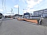 外観：接道状況および現場風景　【多摩市連光寺2丁目】小学校まで徒歩5分のため、お子様のいるご家庭にもおすすめです。