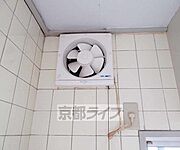 キッチン上に換気扇付いてます