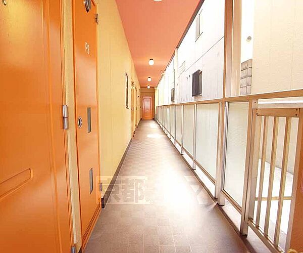 画像27:廊下もオレンジ色で明るい雰囲気です。