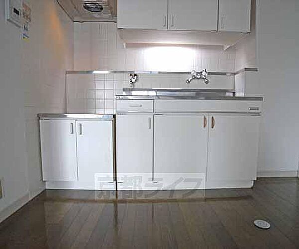 画像6:真っ白なキッチンです。