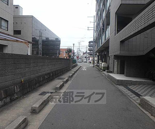 画像26:エントランス前の道路です。