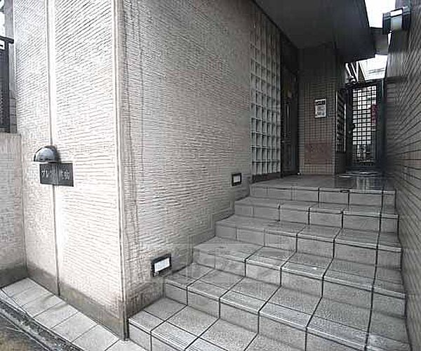 画像18:入り口の手前は階段です。