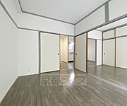 別方向から見た洋室です。ダイニングキッチンと一体でＬＤＫとしても使用可能です。