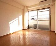 広々とした部屋です。